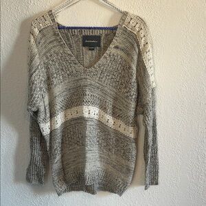 Lace-Trimmed V-Neck Sweater in Cream and Gray